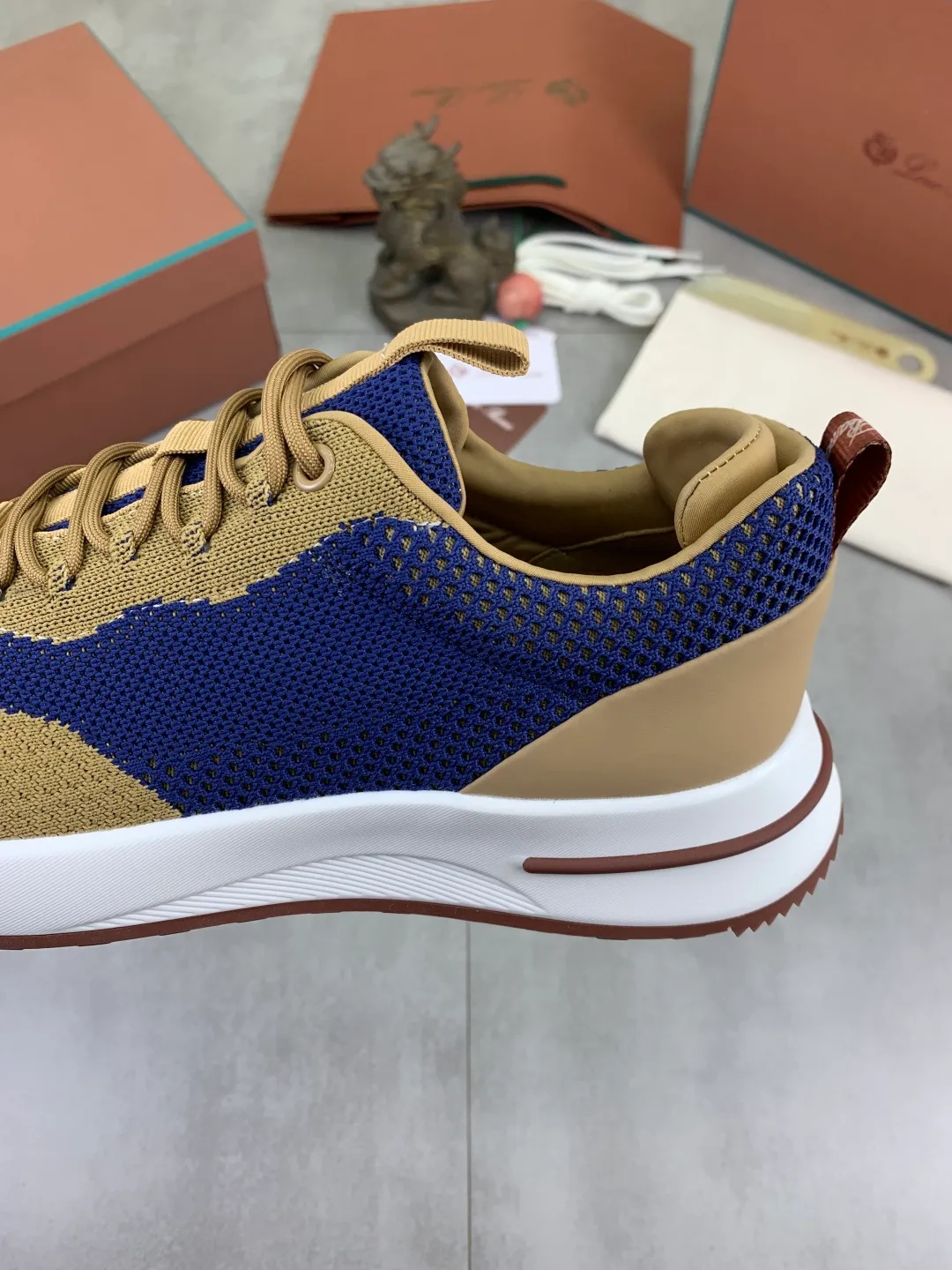Men's men's shoes 💰P542 New style 💰High quality The latest casual shoes Loro Piana 💯Top grade💯Buy the original copy💯 Founded the existing Loro Piana company on April 24, 1924. The family has been operating for the sixth generation, providing top quality products to customers who are discerning in taste and quality. Imported original fly woven fabrics with cowhide fabric, plain calfskin lining, hand-stitched threads with cowhide feet, original packaging, high-end outsole, size: 38-46, multiple colors available, complete package